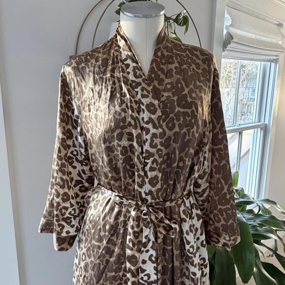 Neiman Marcus 100% Silk Leopard Print Robe - Picture 3 of 8